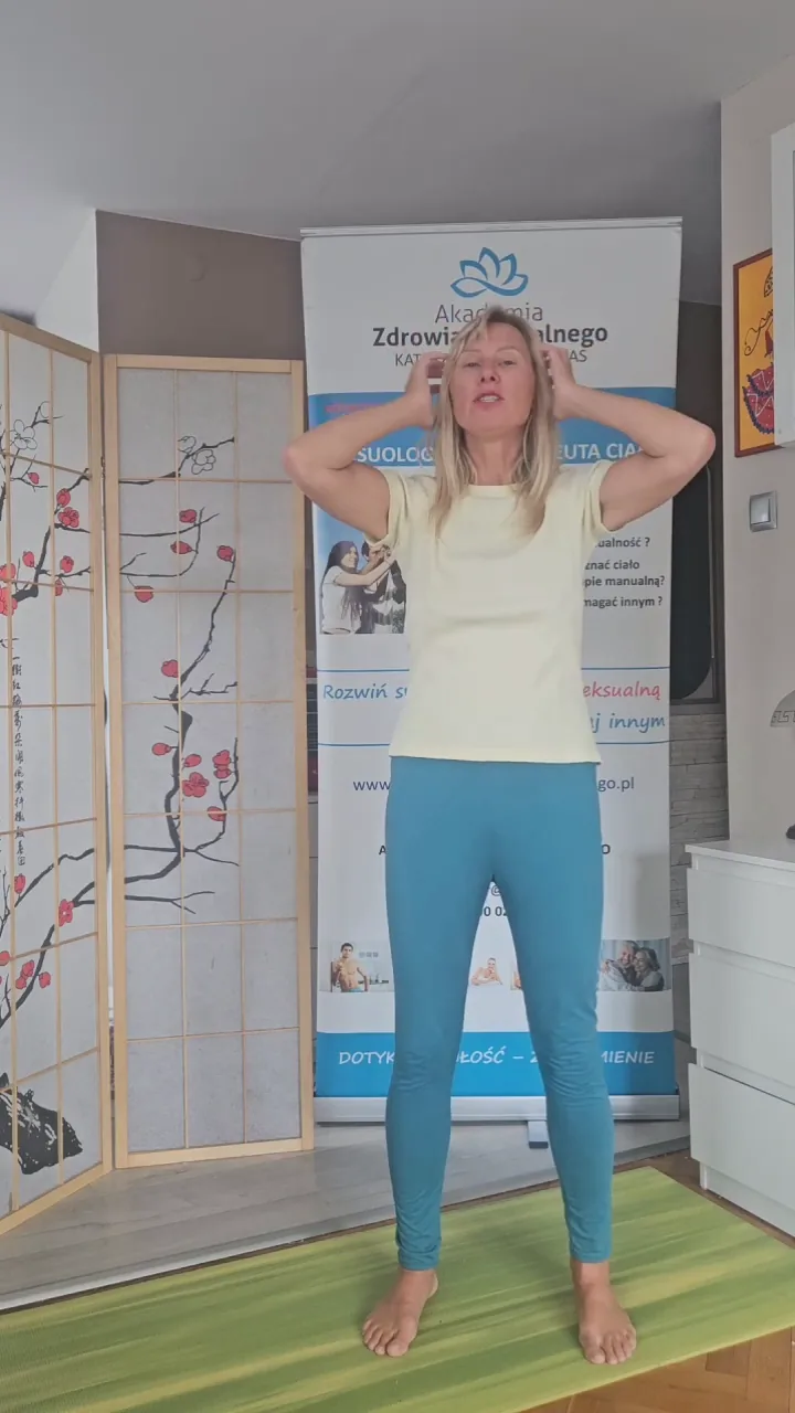 Kasia rozluźnia dłońmi głowę i kark